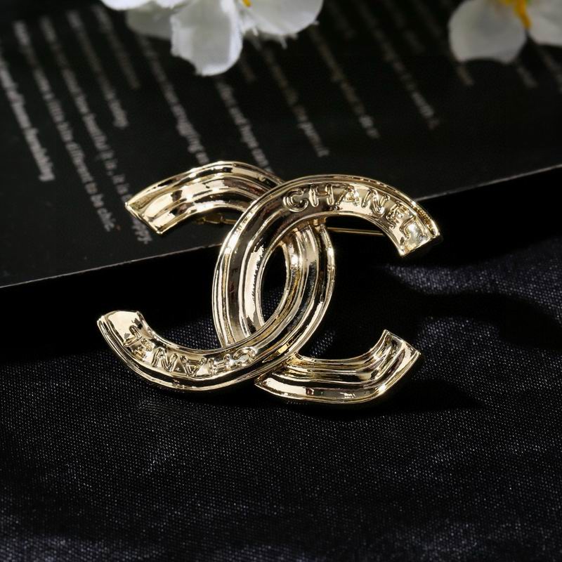 Chanel Brooch 03yxs257